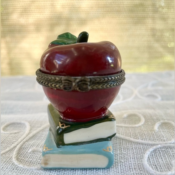 Vintage Hand Painted Apple on Books Mini Trinket & Pill box. Perfect for Teacher - Picture 8 of 8